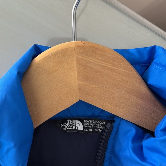 The North Face Boys XL thin puffer jacket in two tone blue - Picture 3 of 4